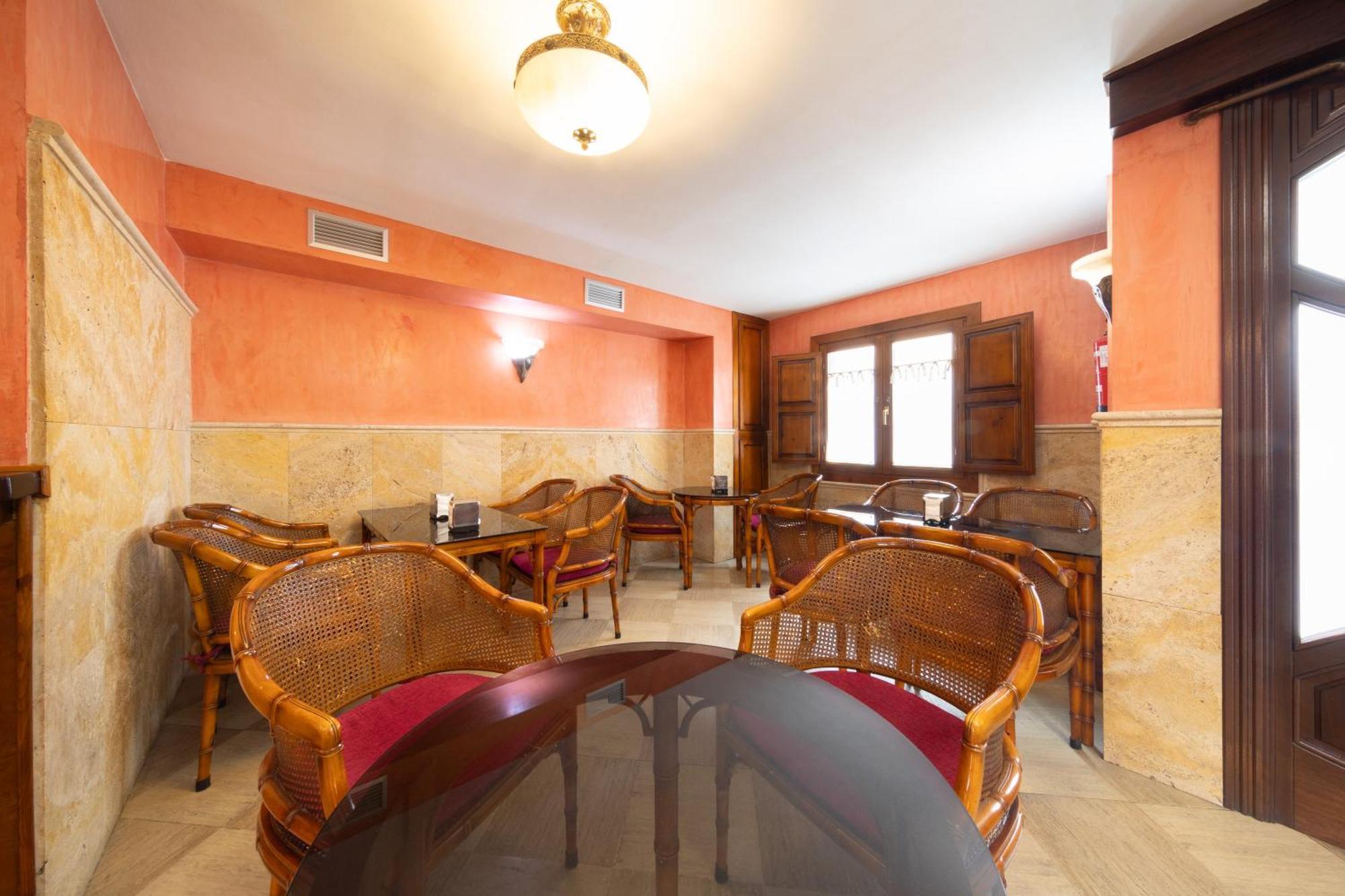 Hostal Sin Recep24H Puerta De La Villa - Pet Friendly & Restaurante Альмасан Экстерьер фото