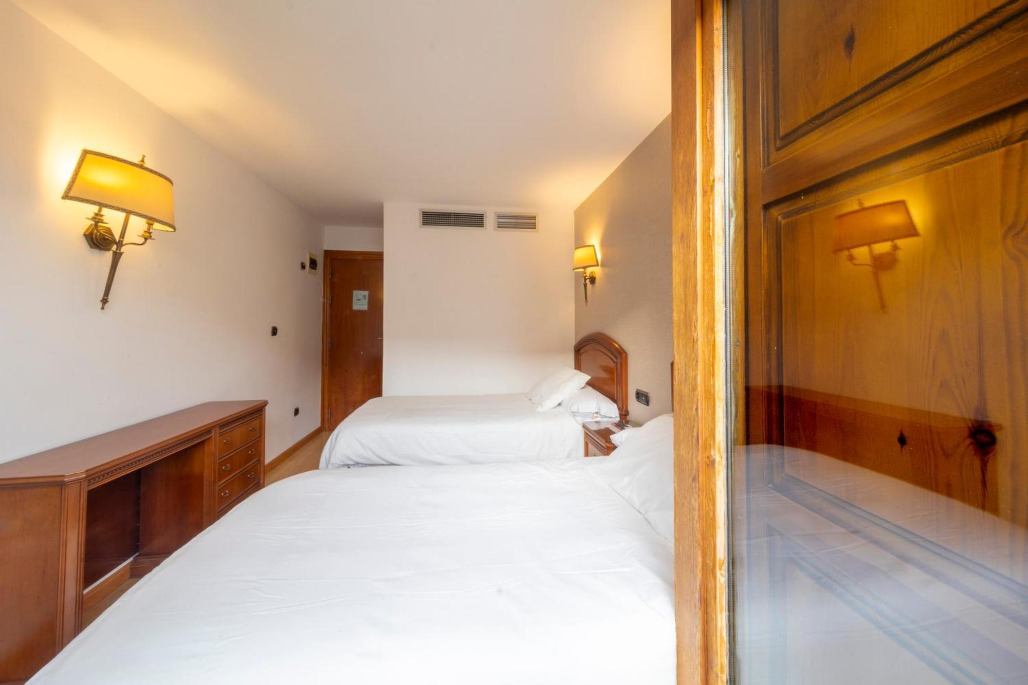 Hostal Sin Recep24H Puerta De La Villa - Pet Friendly & Restaurante Альмасан Экстерьер фото